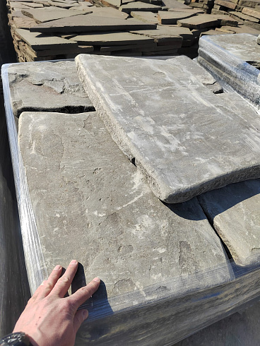 Kamenclub.ru: Песчаник пластушка галтованная светло-серая (3,0 см)  купить в Московской области песчаник светло-серый, серый ландшафтный камень рваный колотый 21000 руб/м3   фото КАМЕНЬ КЛУБ