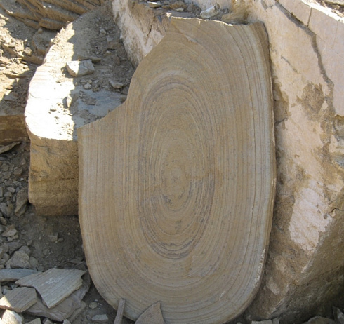 Kamenclub.ru: Форматный камень (плаха) пошаговая дорожка от 70-150 см (4 -12 см)  купить в Московской области плитняк  форматный плаха желтый песчаник 9 000 руб/т   фото КАМЕНЬ КЛУБ