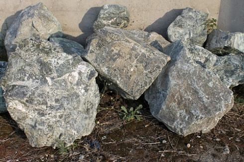 Kamenclub.ru: Змеевик скальник фр. 500-1500 мм.  купить в Московской области змеевик зеленый серый черный глыба скальная колотая 7500 руб/т   фото КАМЕНЬ КЛУБ