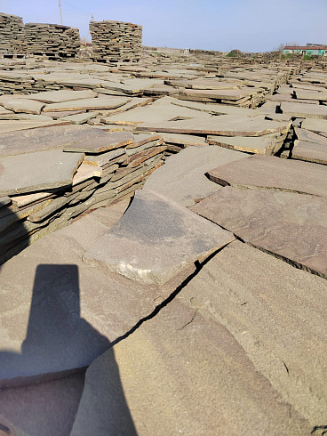 Kamenclub.ru: Песчаник пластушка серо-зеленый (4,0 см- 5,0 см)  купить в Московской области песчаник серо-зеленый, серый, зеленый песчаник рваный ландшафтный колотый 9000 руб/м3   фото КАМЕНЬ КЛУБ