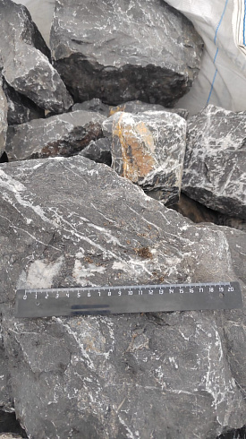 Kamenclub.ru: Черный мрамор скальник фр. 100-500 мм.  купить в Московской области мрамор черный белый серый крупный колотый валун ландшафтный 8500 руб/т   фото КАМЕНЬ КЛУБ