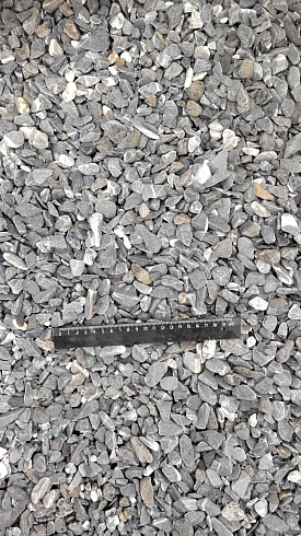 Kamenclub.ru: Щебень галтованный черный (мрамор) фр.10-20 мм.  купить в Московской области мрамор черный с белыми прожилками, черный, белый окатанный округлый ландшафтный декоративный щебень 15000 руб/т   фото КАМЕНЬ КЛУБ