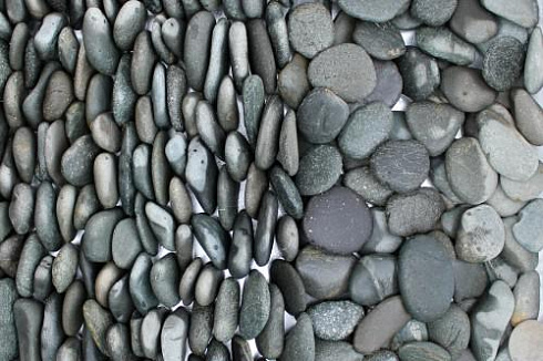 Kamenclub.ru: Галька речная плоская (темно-серая) фр. 70-150 мм. купить  в Московской области галечник природный темно-серый серый синий речная плоская природная окатанная  9000 руб/т   фото КАМЕНЬ КЛУБ