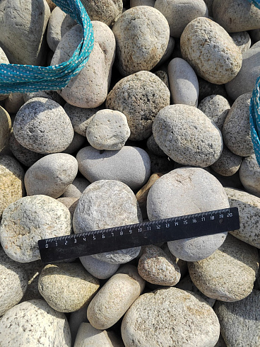 Kamenclub.ru: Галька речная окат (серо-белая) фр. 70-120 мм купить  в Московской области галька галечник бело-серая, серо-белая, серая, белая речная природная галька  8000 руб/т   фото КАМЕНЬ КЛУБ