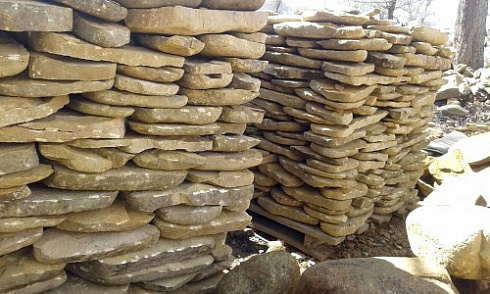 Kamenclub.ru: Песчаник колотый для облицовки (фр. 2-3 см)  купить в Московской области песчаник бежевый серый рыжий песчаник строительный 5000 руб/т   фото КАМЕНЬ КЛУБ