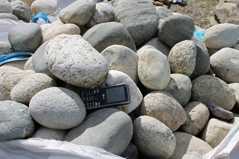 Kamenclub.ru: Речной валун (Ассорти) фр.100-300 мм.  купить в Московской области галечник серый, темно-серый, светло-серый речная галька крупных размеров 4200 руб/т   фото КАМЕНЬ КЛУБ