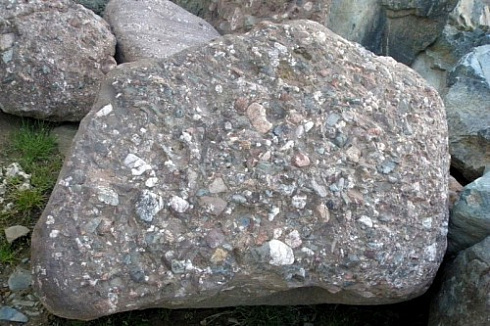 Kamenclub.ru: Конгломераты фр. 300-1000 мм.  купить в Московской области кварц мрамор диабаз коричневый, серый зеленоватый речной валун крупный 6500 руб/т   фото КАМЕНЬ КЛУБ