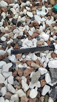 Kamenclub.ru: Мраморная крошка (щебень крошка микс : белый-черный-розовый) фр. 20-40 мм.  купить в Московской области мрамор белый, черный, розовый декоративная ландшафтная крошка 12000 руб/т   фото КАМЕНЬ КЛУБ