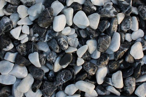 Kamenclub.ru: Мраморная крошка (щебень крошка микс : белый-черный-розовый) фр. 5-10 мм.  купить в Московской области мрамор белый, черный, розовый, разноцветный микс декоративная мраморная каменная крошка 12000 руб/т   фото КАМЕНЬ КЛУБ