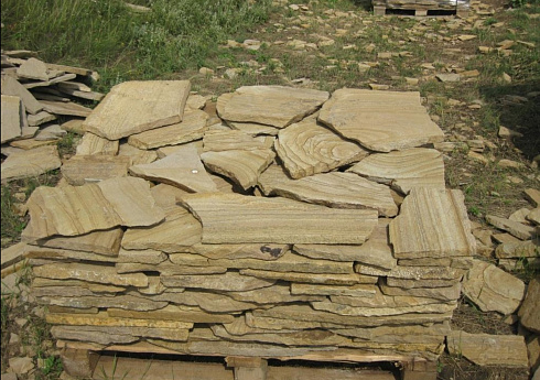 Kamenclub.ru: Песчаник пластушка желтый с разводом под дерево (2 см)  купить в Московской области плитняк желтый с разводами, желтый, рыжий, серый песчаник пластушка рваная ландшафтная 11 000 руб/м3   фото КАМЕНЬ КЛУБ