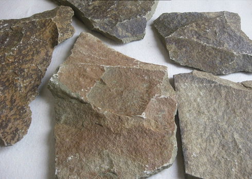 Kamenclub.ru: Песчаник пластушка "фонтанка" серо-зеленая (3,0-5,0 см)  купить в Московской области песчаник серо-зеленая колотые плитки облицовочные пластушки 11400 руб/м3   фото КАМЕНЬ КЛУБ