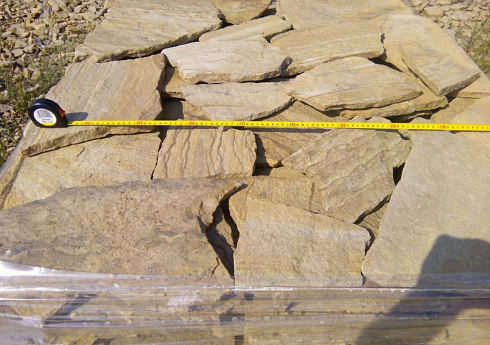 Kamenclub.ru: Песчаник пластушка желтый с разводом под дерево (2 см)  купить в Московской области плитняк желтый с разводами, желтый, рыжий, серый песчаник пластушка рваная ландшафтная 11 000 руб/м3   фото КАМЕНЬ КЛУБ