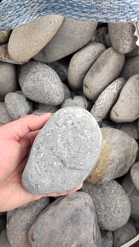 Kamenclub.ru: Галька речная окат (темно-серая) фр. 70-150 мм. купить  в Московской области галька речная темно-серая, синяя, серая речная галька округлая  8000 руб/т   фото КАМЕНЬ КЛУБ