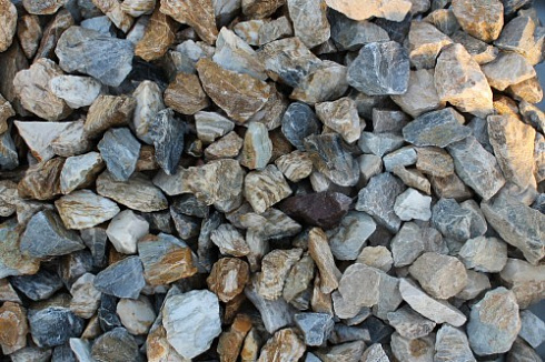 Kamenclub.ru: Мраморная крошка (щебень крошка медовый) фр. 20-40 мм.  купить в Московской области мрамор бежевый рыжий желтый ландшафтная мраморная крошка 12000 руб/т   фото КАМЕНЬ КЛУБ