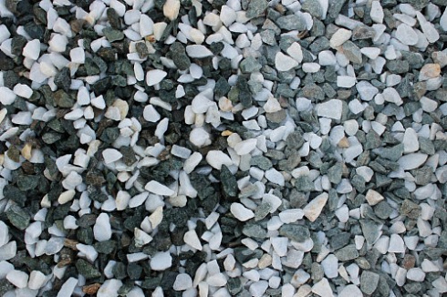 Kamenclub.ru: Мраморная крошка (щебень крошка микс: белый-зеленый) фр. 10-20 мм.  купить в Московской области мрамор белый, зеленый каменная ландшафтная декоративная крошка щебня 9500 руб/т   фото КАМЕНЬ КЛУБ
