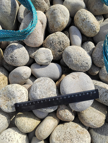 Kamenclub.ru: Галька речная окат (серо-белая) фр. 70-120 мм купить  в Московской области галька галечник бело-серая, серо-белая, серая, белая речная природная галька  8000 руб/т   фото КАМЕНЬ КЛУБ