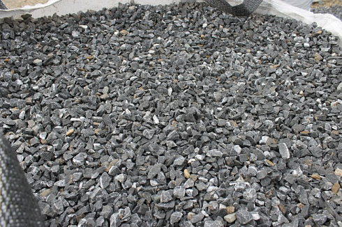 Kamenclub.ru: Щебень крошка черный (мрамор) фр. 20-40 мм.  купить в Московской области мрамор черный с белыми прожилками мраморная каменная крошка 11000 руб/т   фото КАМЕНЬ КЛУБ