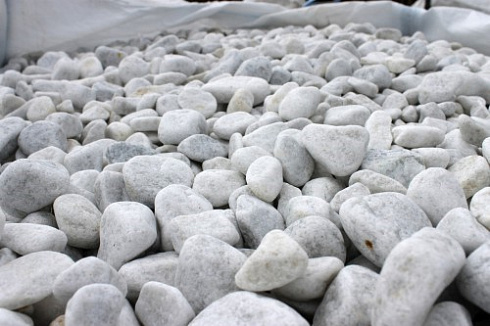 Kamenclub.ru: Мраморная крошка (щебень галтованный белый), фр.20-40 мм.  купить в Московской области мрамор белый бежевый молочный мраморный щебень декоративный 17000 руб/т   фото КАМЕНЬ КЛУБ