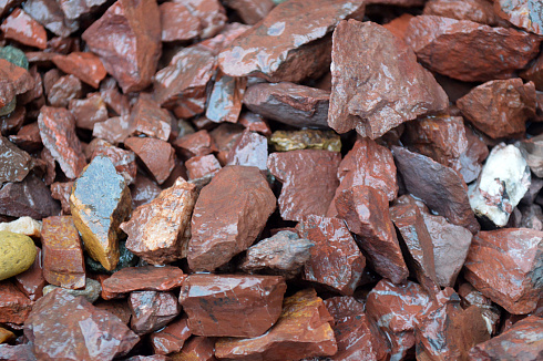 Kamenclub.ru: Щебень крошка красный (ЯШМА) фр. 5-10 мм.  купить в Московской области крошка каменная яшмы красный, бордовый, темно-красный декоративная крошка ландшафтная каменная яшмоидная 8500 руб/т   фото КАМЕНЬ КЛУБ