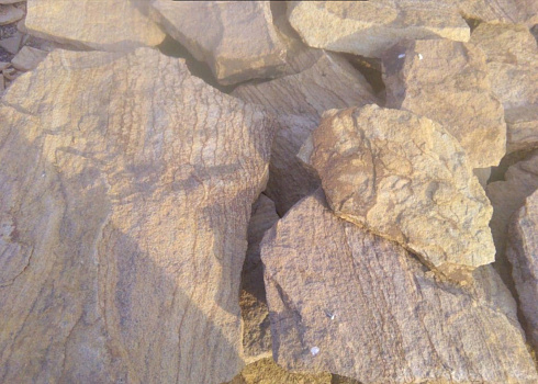 Kamenclub.ru: Песчаник пластушка "фонтанка" желтая (3,0 - 5,0 см)  купить в Московской области песчаник желтая, рыжий, желтый песчаник колотый рваный со сколом облицовочный 16200 руб/м3   фото КАМЕНЬ КЛУБ