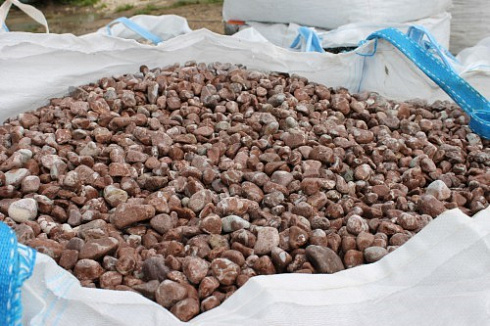 Kamenclub.ru: Мраморная крошка (щебень галтованный розовый) фр.10-20 мм.  купить в Московской области мрамор розовый, красный ландшафтный декоративный окатанный округлый щебень 15000 руб/т   фото КАМЕНЬ КЛУБ