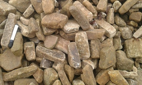 Kamenclub.ru: Песчаник для строительства и кладки блочный (фр 100-200 мм)  купить в Московской области песчаник бежевый серый рыжий валун мелкий для строительства песчаник 6500 руб/т   фото КАМЕНЬ КЛУБ