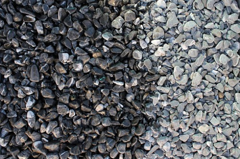 Kamenclub.ru: Щебень галтованный черный (мрамор) фр.10-20 мм.  купить в Московской области мрамор черный с белыми прожилками, черный, белый окатанный округлый ландшафтный декоративный щебень 15000 руб/т   фото КАМЕНЬ КЛУБ