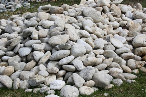 Kamenclub.ru: Бело-серый валунчик фр.100-300 мм.  купить в Московской области крупный камень для ландшафта серый, белый бело-серый валун крупная галька 4500 руб/т   фото КАМЕНЬ КЛУБ