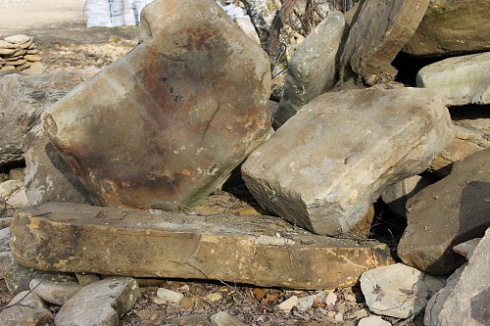 Kamenclub.ru: Песчаник плиты - плахи - пошаговые дорожки (фр. 70-150 мм)  купить в Московской области песчаник серый бежевый желтый зеленый колотый песчаник строительный 6500 руб/т   фото КАМЕНЬ КЛУБ