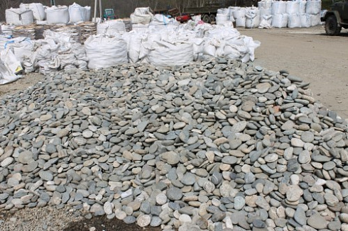 Kamenclub.ru: Галька речная плоская (ассорти) фр. 70-150 мм. купить  в Московской области галька галечник серый белый темно-серый синий светло-серый плоская природная галька  9000 руб/т   фото КАМЕНЬ КЛУБ