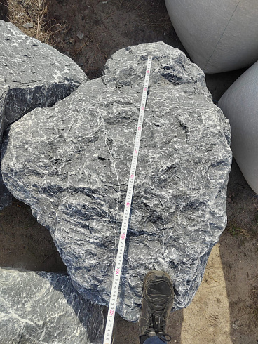 Kamenclub.ru: Черный мрамор скальник фр. 1000-1500 мм.  купить в Московской области мрамор черный белый серый крупный колотый валун ландшафтный 9000 руб/т   фото КАМЕНЬ КЛУБ