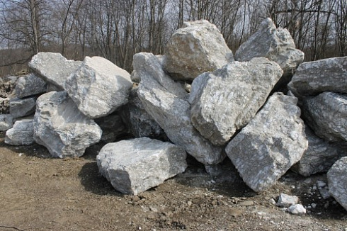 Kamenclub.ru: Мраморизированный известняк фр.500-1500 мм.  купить в Московской области    10000 руб/т   фото КАМЕНЬ КЛУБ