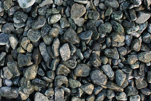 Kamenclub.ru: Щебень галтованный зеленый (змеевик) фр. 20-40 мм.  купить в Московской области мрамор зеленый, салатовый оголтованный щебень мраморный 12500 руб/т   фото КАМЕНЬ КЛУБ