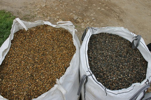 Kamenclub.ru: Галька окат (серо-желтая) фр.10-20 мм. купить  в Московской области галька серо-желтая, рыжая, серый речная окатанная округлая галька 5000 руб/т   фото КАМЕНЬ КЛУБ