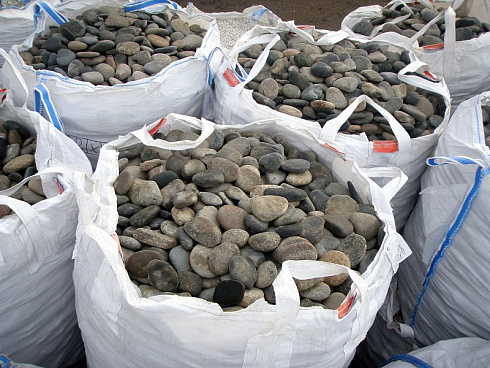 Kamenclub.ru: Галька речная плоская (ассорти) фр. 100-200-300 мм. купить  в Московской области галька плоская разноцветная серый белый темно-серый синий речная галька ландшафтная 8000 руб/т   фото КАМЕНЬ КЛУБ
