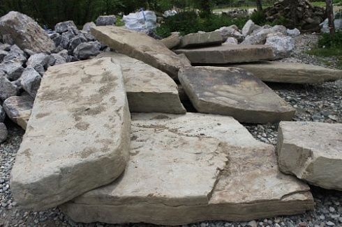 Kamenclub.ru: Песчаник плиты - плахи - пошаговые дорожки (фр. 70-150 мм)  купить в Московской области песчаник серый бежевый желтый зеленый колотый песчаник строительный 6500 руб/т   фото КАМЕНЬ КЛУБ