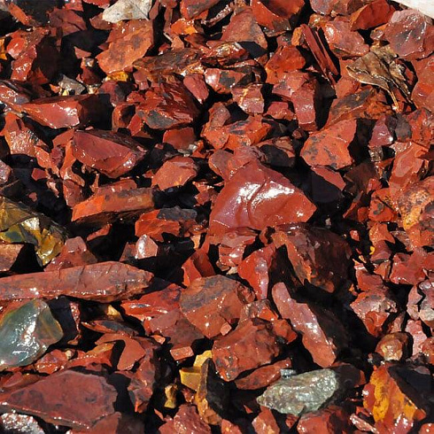 Kamenclub.ru: Щебень крошка красный (ЯШМА) фр. 20-40 мм.  купить в Московской области яшма красный, бордовый декоративный ландшафтный щебень 9000 руб/т   фото КАМЕНЬ КЛУБ