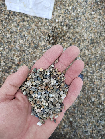 Kamenclub.ru: Галька речная окат (серая) фр.3-5 мм купить  в Московской области галька речная серая бежевый темно-серый окатанный речной камень округлый 9500 руб/т   фото КАМЕНЬ КЛУБ