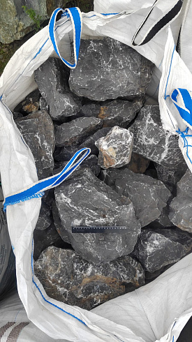 Kamenclub.ru: Черный мрамор скальник фр. 100-500 мм.  купить в Московской области мрамор черный белый серый крупный колотый валун ландшафтный 8500 руб/т   фото КАМЕНЬ КЛУБ