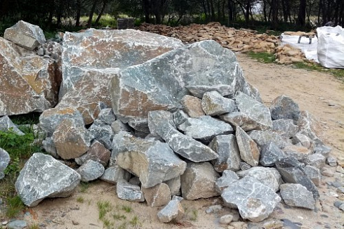 Kamenclub.ru: Гранит скальник (серо-зеленый) фр. 500-1500 мм.  купить в Московской области гранит мрамор  серый зеленый темно-серый глыба скальная колотая ландшафтная 7 500 руб/т   фото КАМЕНЬ КЛУБ