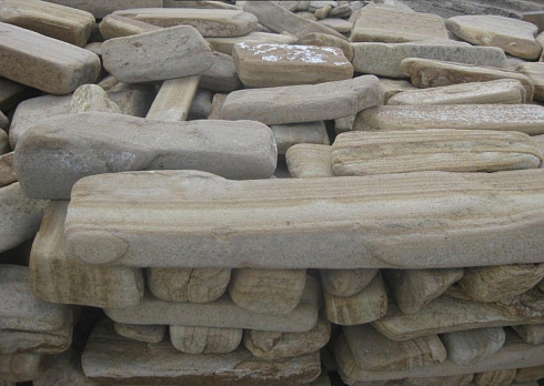 Kamenclub.ru: Песчаник пластушка галтованный желтый с рисунком (3 см)  купить в Московской области плитняк - пластушка желтый песчаник 21000 руб/м3   фото КАМЕНЬ КЛУБ