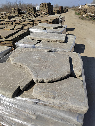 Kamenclub.ru: Песчаник пластушка галтованная светло-серая (3,0 см)  купить в Московской области песчаник светло-серый, серый ландшафтный камень рваный колотый 21000 руб/м3   фото КАМЕНЬ КЛУБ