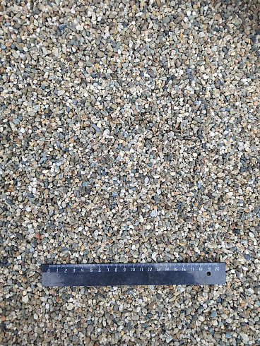 Kamenclub.ru: Галька речная окат (серая) фр.3-5 мм купить  в Московской области галька речная серая бежевый темно-серый окатанный речной камень округлый 9500 руб/т   фото КАМЕНЬ КЛУБ