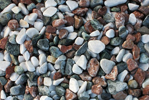 Kamenclub.ru: Мраморная крошка (щебень галтованный микс:белый-черный-розовый) фр.40-70 мм.  купить в Московской области мрамор белый, черный розовый декоративный щебень галтованный 15500 руб/т   фото КАМЕНЬ КЛУБ