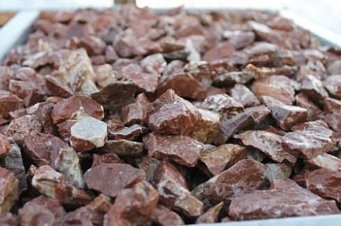 Kamenclub.ru: Мраморная крошка (щебень крошка розовый) фр. 20-40 мм.  купить в Московской области мрамор розовый, красный мраморная крошка декоративная 11000 руб/т   фото КАМЕНЬ КЛУБ