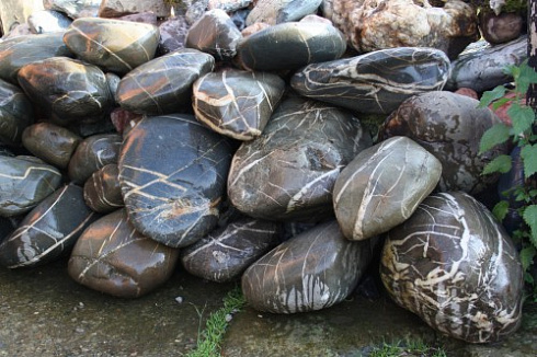 Kamenclub.ru: Валунчик Паутинник фр.100-300 мм  купить в Московской области крупный природный камень галечник темно-серый с прожилками белый черный речной валунчик 5000 руб/т   фото КАМЕНЬ КЛУБ