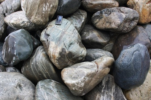 Kamenclub.ru: Речной валун Кабанчик фр.300-500 мм.  купить в Московской области крупный природный камень галька серый, темно-серый речной валун галечник масштабный 7000 руб/т   фото КАМЕНЬ КЛУБ