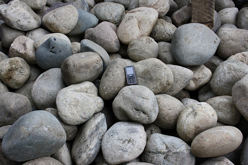 Kamenclub.ru: Темно-серый валунчик фр.100-300 мм.  купить в Московской области крупный природный камень серый, темно-серый, светло-серый речная галька большого размера окатанная 4500 руб/т   фото КАМЕНЬ КЛУБ