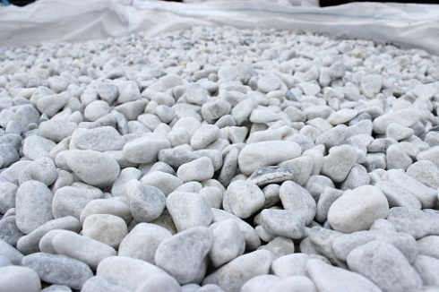 Kamenclub.ru: Мраморная крошка (щебень галтованный белый) фр.10-20 мм.  купить в Московской области мрамор белый, молочный, айвори окатанный округлый декоративный ландшафтный щебень 17000 руб/т   фото КАМЕНЬ КЛУБ