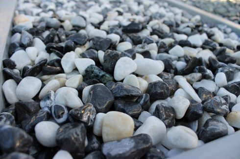 Kamenclub.ru: Мраморная крошка (щебень галтованный микс:белый-черный) фр.10-20 мм.  купить в Московской области мрамор белый, черный окатанные округлые декоративные ландшафтные камни щебня 15500 руб/т   фото КАМЕНЬ КЛУБ